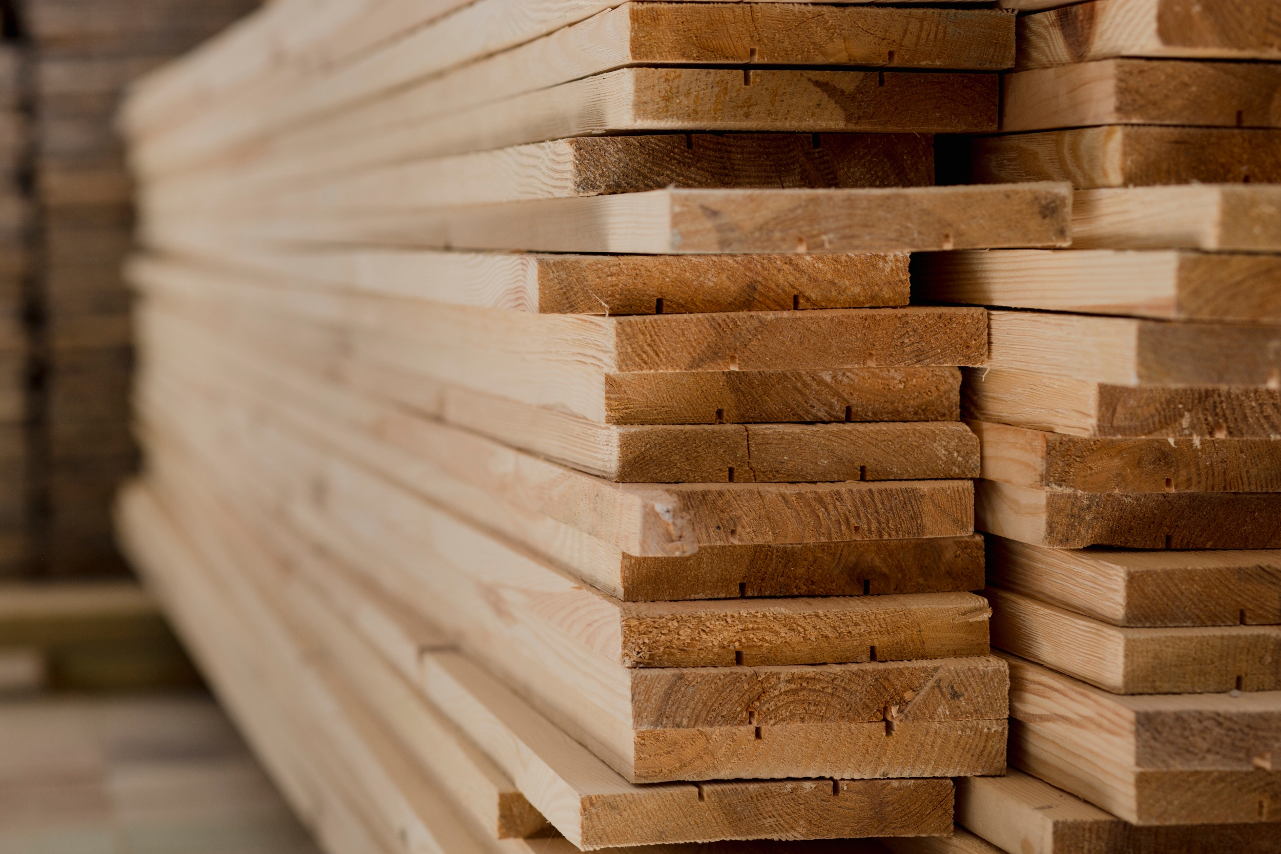 Stak af nye brædder til produktion af paller og træemballage